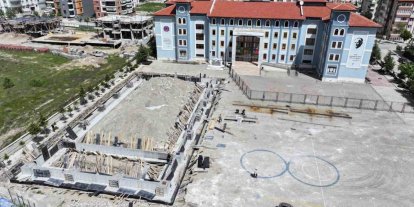 Isparta Belediyesi, 3 okula halı saha ve 1 okula kapalı spor salonu kazandırıyor