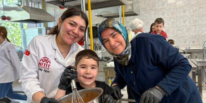 Anneanneler, babaanneler torunlarıyla birlikte kek yaptı