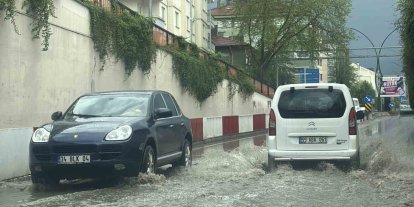 Şiddetli dolu etrafı beyaza bürüdü: Alt geçitler suyla doldu