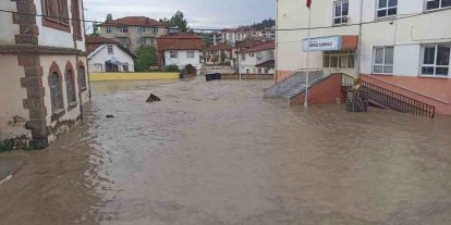 Havza’yı sel vurdu: İş yerlerini su bastı, araçlar sürüklendi