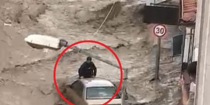 Selde can pazarı: Sel sularına kapılan aracın üzerinde hayata tutundu
