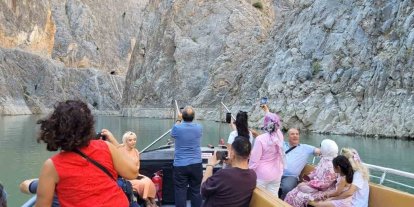 Dünyanın ikinci büyük kanyonunda tekne keyfi yapıp dağ keçilerini izliyorlar