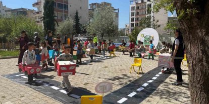 Atıklardan araç yaptılar, trafiği uygulamalı öğrendiler