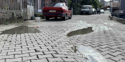 Bozuk yolda ıslanan çocuklar için tepki gösterdi