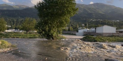 Dere yatağında su yükseldi, köprü çöktü…