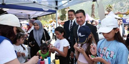 Akyaka sahilinde gökyüzü uçurtmalarla renklendi