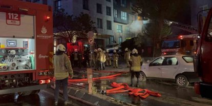 Motosiklet alev aldı, alevler 4 katlı binayı ve girişteki iş yerini sardı
