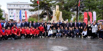 Van’da 19 Mayıs kutlamaları çelenk sunma töreniyle başladı