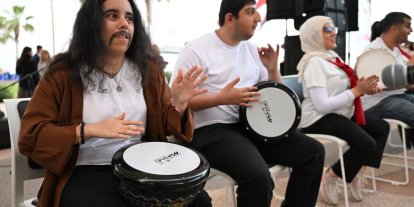 Mersin’de engeller sanat ve müzikle aşıldı
