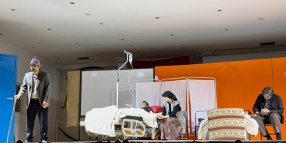 ‘Kırık Işıklar’ tiyatro oyunu ayakta alkışlandı