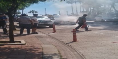Alanya’da otomobilin motor kısmından dumanlar yükseldi, yangını vatandaş söndürdü
