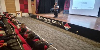Kars'ta Siber Suçlarla Mücadele Ekipleri Okullarda