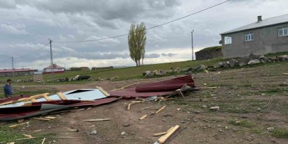 Kars’ta fırtına çatıyı uçurdu