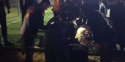 Halısahada maç yaparken tel koluna girdi: itfaiye ekipleri kurtardı