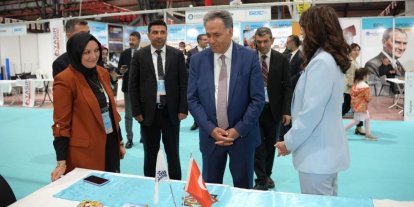 Rektör Akpolat, İpek Yolu Kariyer Fuarı’ndaki stantları ziyaret etti