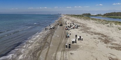 Mersin’de öğrenciler sahil temizliği için seferber oldu