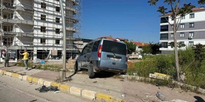 Uşak’ta park halindeki araca çarpan otomobil kazaya neden oldu: 4 yaralı