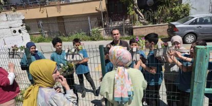 Öğrenciler çiçeklerle iyilik mesajı verdi