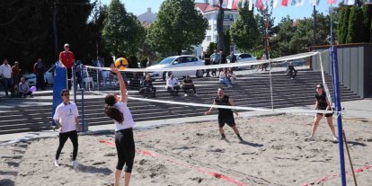 Denizi olmayan Bolu’da plaj voleybolu oynadılar