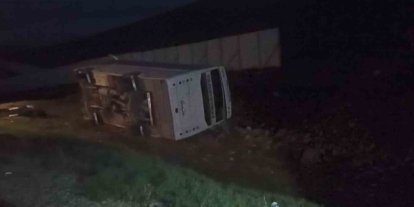 Taraftarları taşıyan midibüs devrildi, 27 taraftar yaralandı