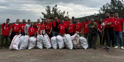Doğa için yürüyen gençler 40 çuval çöp topladı