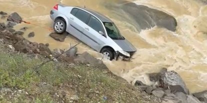 Dereye uçan otomobilin sürücüsü kazayı ucuz atlattı