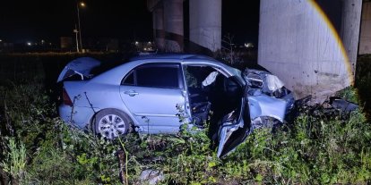 Kontrolden çıkan otomobil köprü ayağına çarparak durdu:  2 yaralı