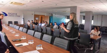 Düzce Üniversitesi’nde en iyi narkotik polisi anne konferansı