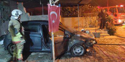 İskenderun’da otomobilin motorundan alevler yükseldi