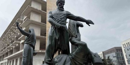 Kıbrıs Meydanı’ndaki anıt yeniden ait olduğu yerde