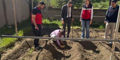 Emet’te minik eller toprakla buluştu