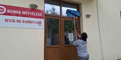 Antalya’nın Kemer ilçesinde  bayram öncesi camilerde temizlik seferberliği