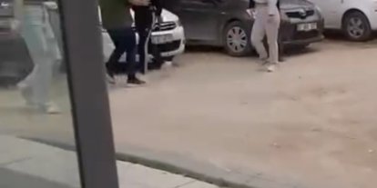 Kızların kavgasını ayıran vatandaşlara bıçakla saldırdı