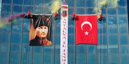 Antalya’da JAK timi, halatla sarktıkları 64 metre yükseklikte Türk bayrağı açtı