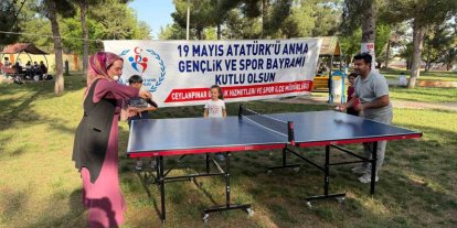 Gençler, vatandaşlarla tenis oynadı