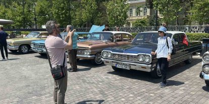 İstanbul’da 19 Mayıs coşkusu: Klasik otomobiller Beyoğlu’nu renklendirdi