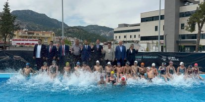 Bakan Aşkın’dan Marmarisli genç yüzücülere 19 Mayıs hediyesi