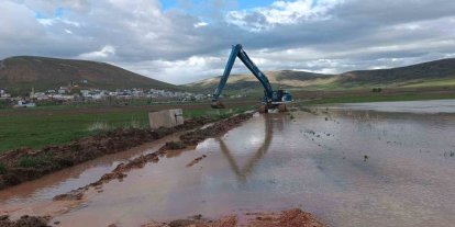 Demirözü’nde debisi yükselen derelerde çalışma başlatıldı