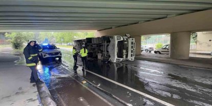 Bakırköy’de Marmaray üstgeçidine çarpan tır devrildi