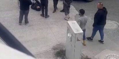 Yaralı sürücü ambulansı beklerken sigara yaktı