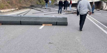 Çubuk demir yüklü tır devrildi, OSB yolu trafiğe kapandı