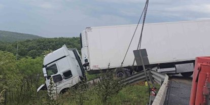 Kuzey Marmara’da otomobilin çarptığı tır bariyerleri aşıp yoldan çıktı