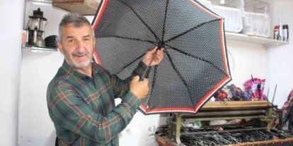 Yağmurun başkentinde 40 yıldır şemsiye tamir ediyor