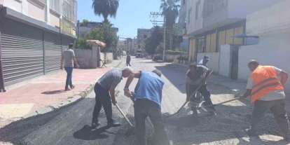 Akdeniz’de asfalt yama çalışmaları devam ediyor