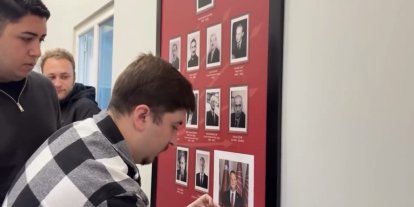 CHP Bolu Gençlik Kolları üyeleri Kılıçdaroğlu’nun fotoğrafının üstüne Özgür Özel’in fotoğrafını yapıştırdı