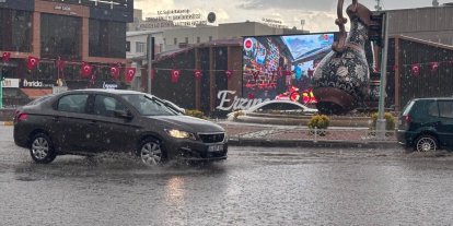 Erzincan’da sağanak nedeniyle cadde ve sokaklar su altında kaldı