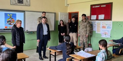 Dicle Kaymakamı Atış, öğrenci ve öğretmenlerle bir araya geldi