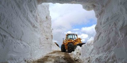 Bingöl’de kar tünelleri arasında yol açma mesaisi sürüyor