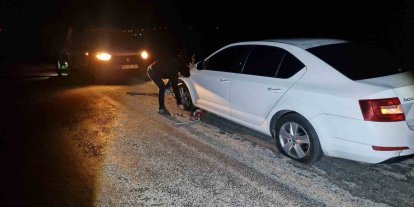 Çukurlara giren 5 aracın lastiği patladı