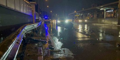 Kaza yaptı, motor yerinden çıktı: 1’i ağır 2 yaralı